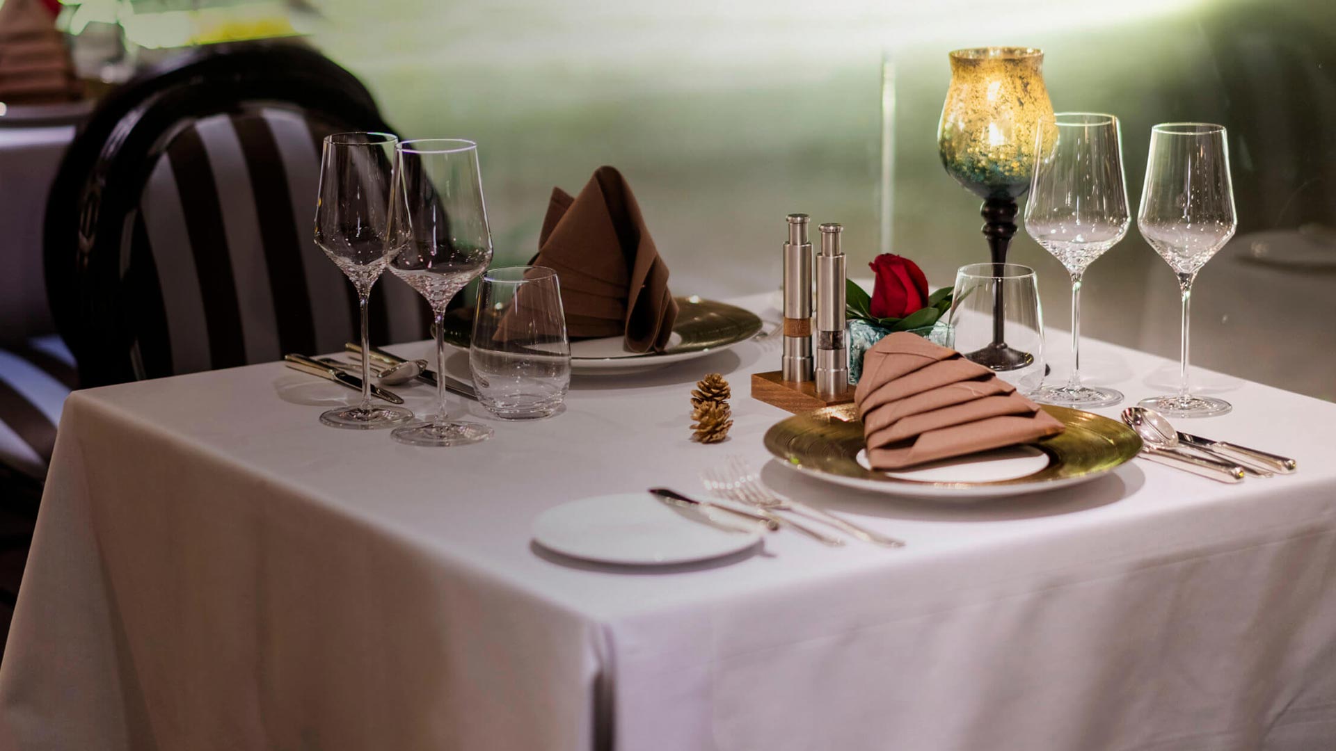 foto de una mesa armada con mantel y vajillas para una fiesta