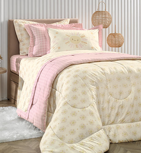 cama infantil con acolchado color crema y rosado